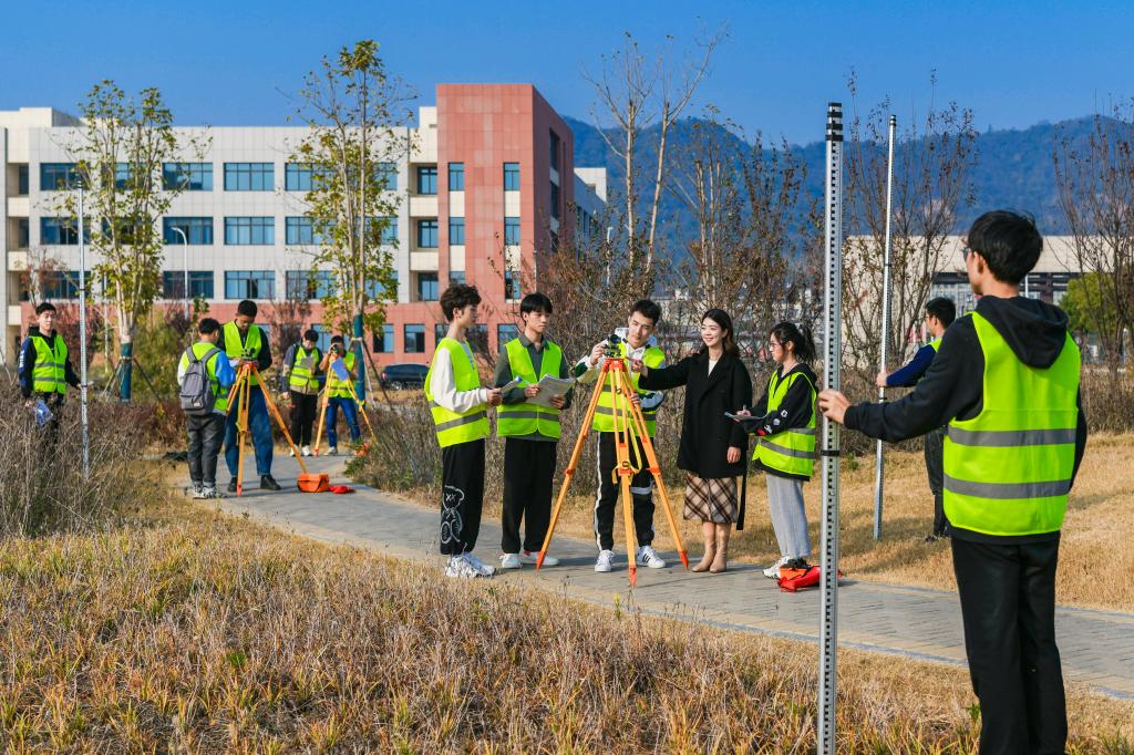 材料与土木工程学院-土木工程测量实训